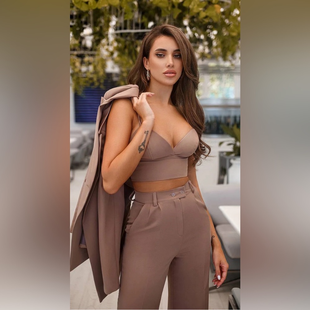 two piece suit.    Top not included.  Only blazer and pants.  Hourglass blazer